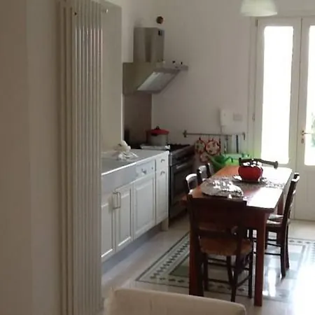 Letizia Villa *